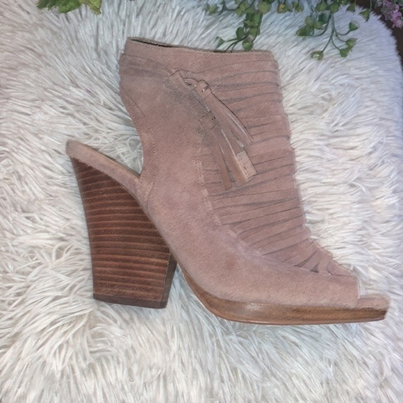 Vince CAMUTO Beige Suede Leather Janessa Peep Toe Heels Size 8 With Tassels - Picture 9 of 12